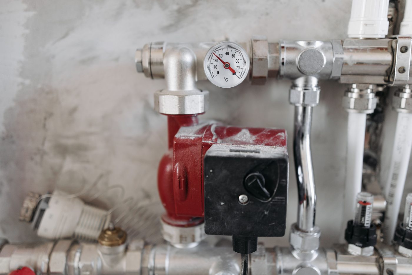 Heating pump with a temperature gauge and chrome valves